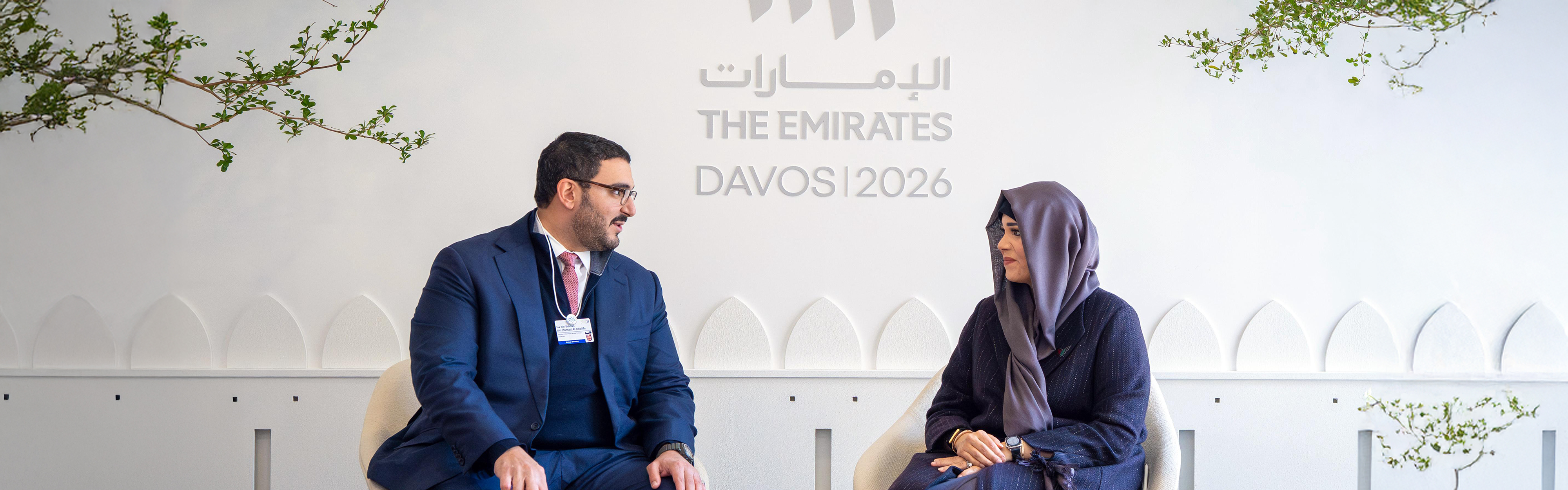 سمو الشيخ عيسى بن سلمان بن حمد يزور جناح دولة الإمارات العربية المتحدة